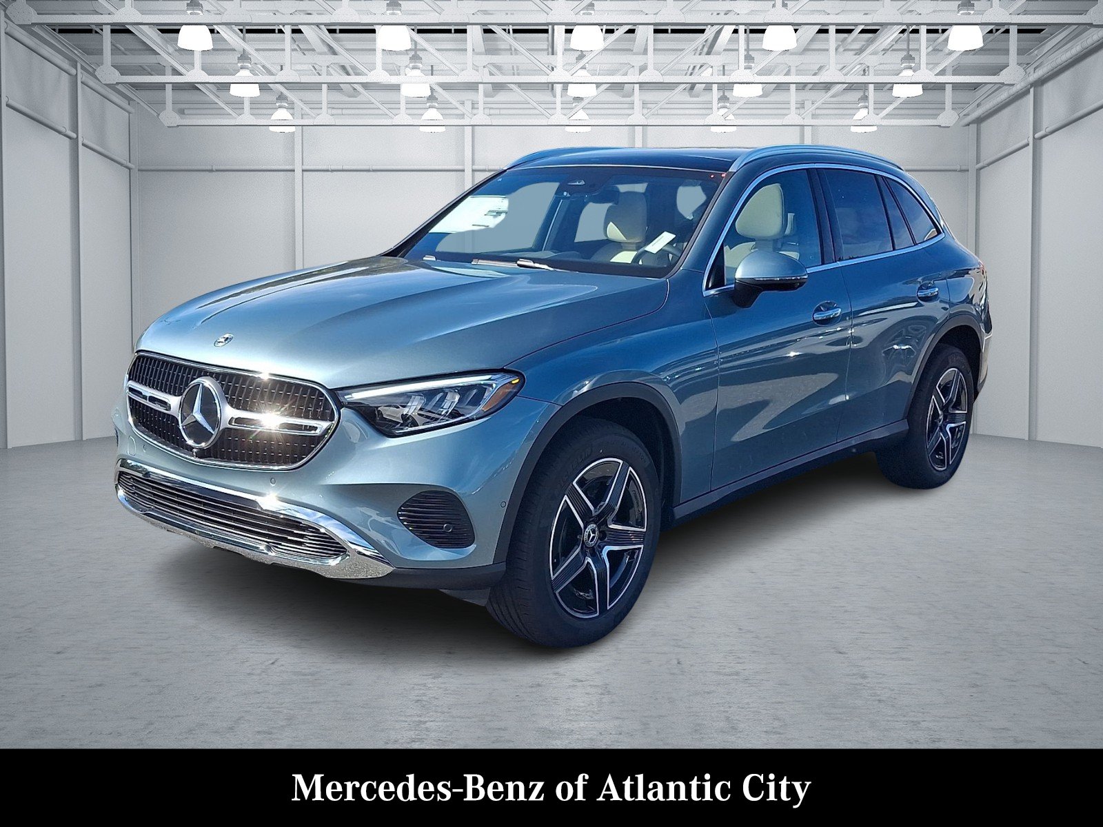New 2027 Verde Silver Metallic Mercedes-Benz GLC 300 image 2