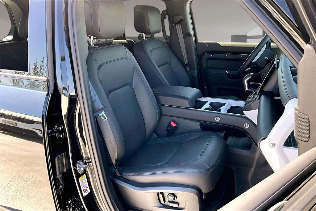 New 2026 SANTORINI BLACK Land Rover S image 11