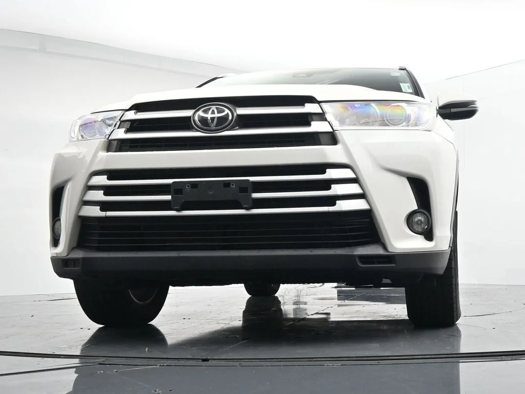 Used 2019 White Toyota XLE image 31