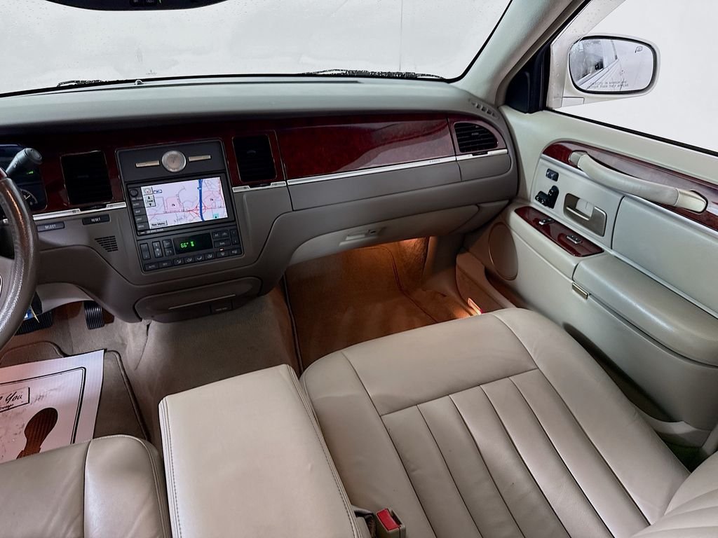 Used 2003 White Pearlescent Clearcoat Metallic Tri-Coat Lincoln Signature image 23