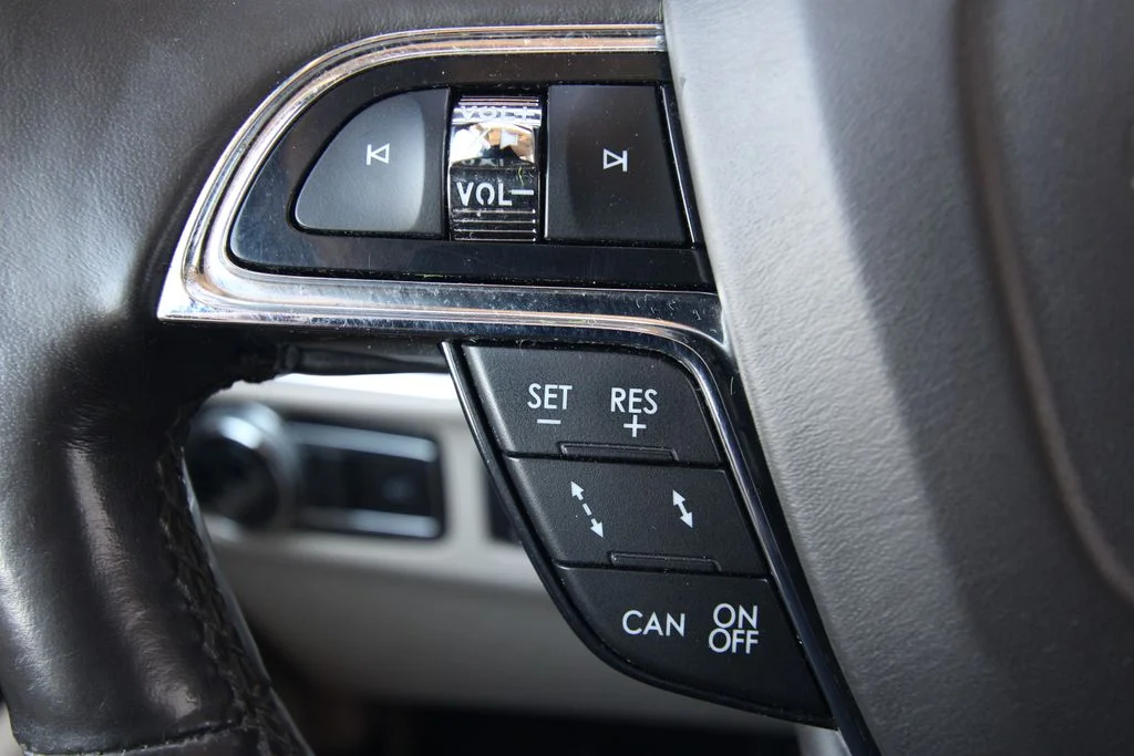 Used 2019 White Platinum Tri-Coat Metallic Lincoln Reserve image 21