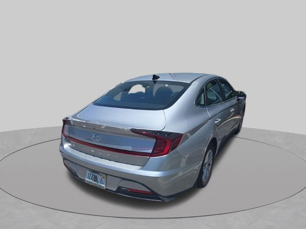 Used 2021 Silver Hyundai SE image 6