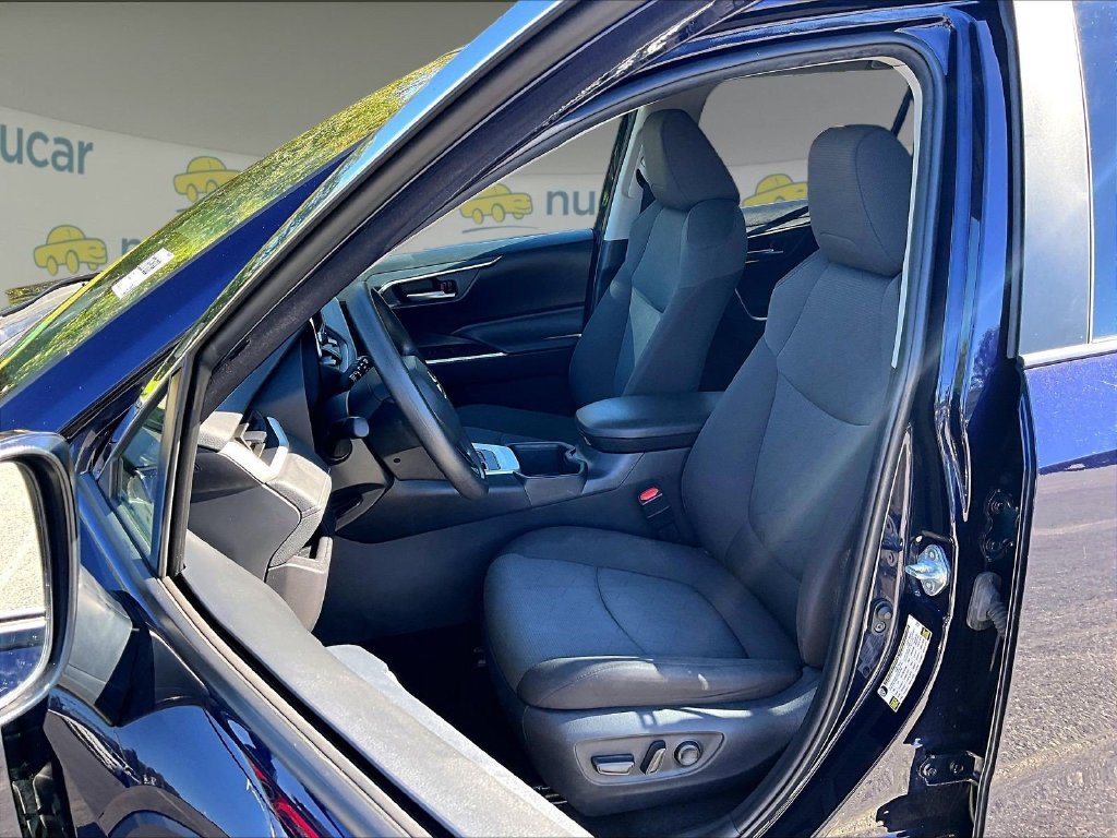 Used 2025  Toyota XLE image 10