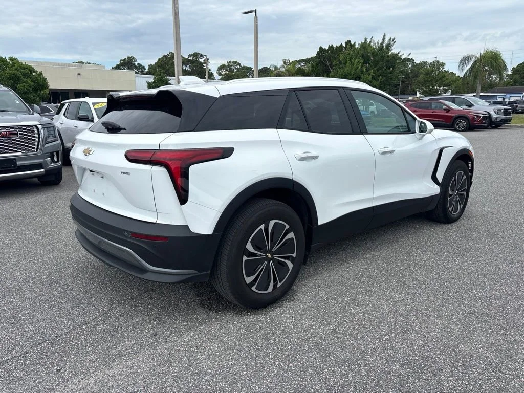Used 2024 Summit White Chevrolet LT image 4