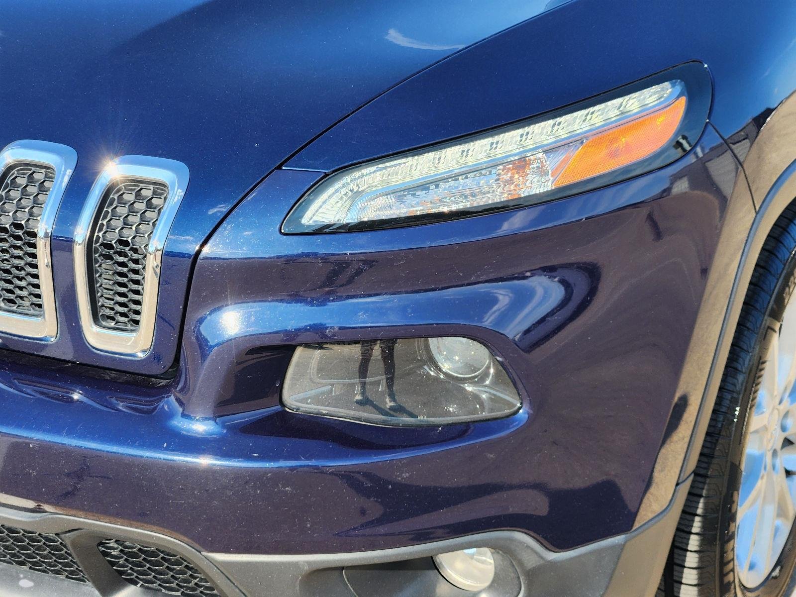 Used 2016 True Blue Pearlcoat Jeep Latitude image 7