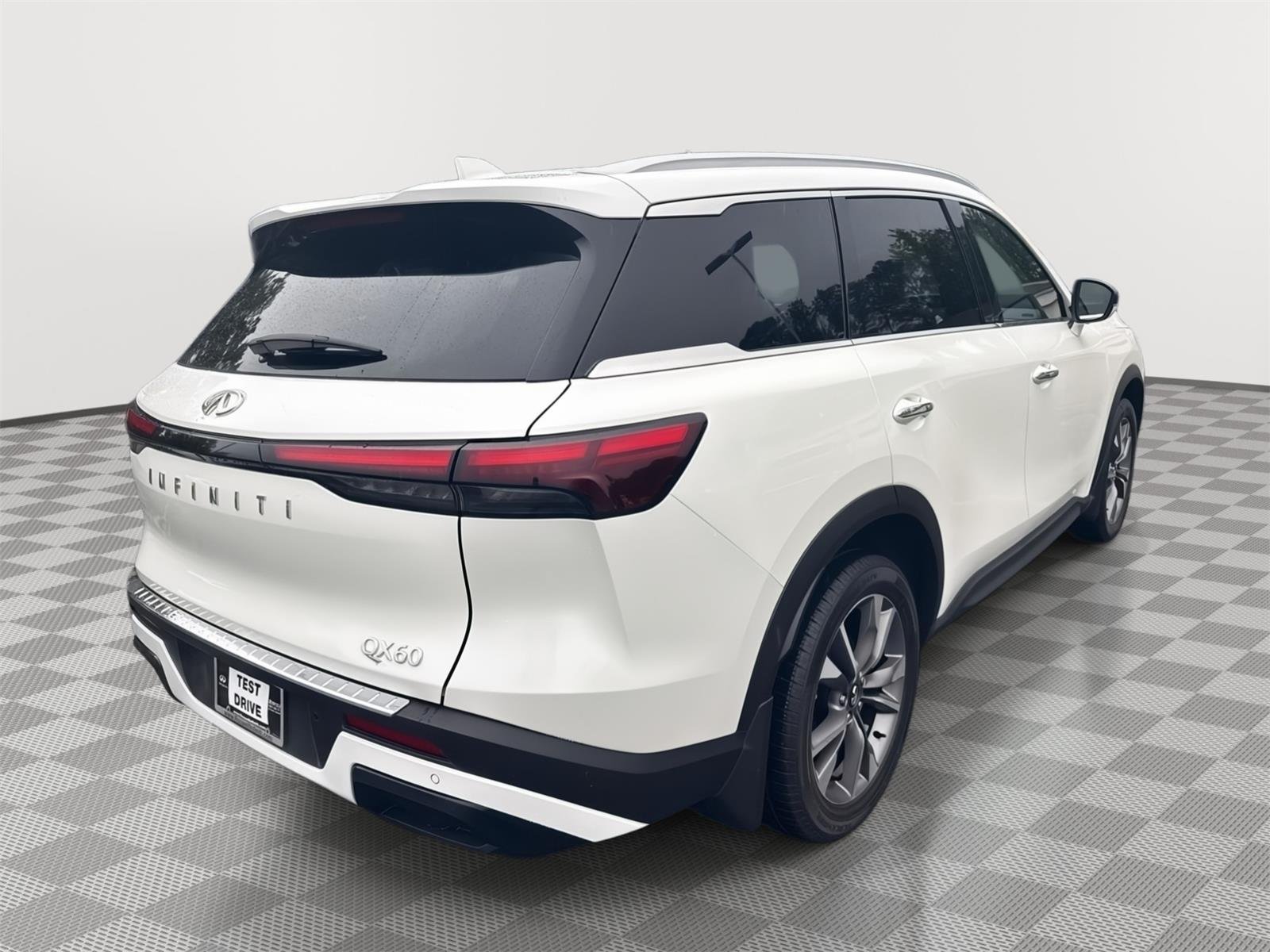 Used 2023 Majestic White INFINITI LUXE image 6