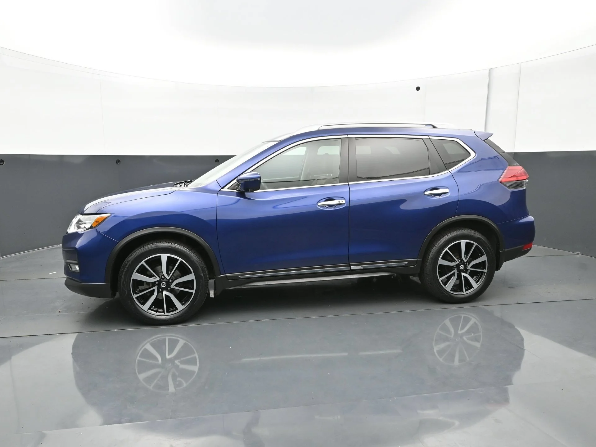 Used 2017 Caspian Blue Nissan SL image 3