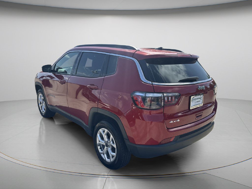 Used 2025 Red Hot Pearlcoat Jeep Latitude image 5