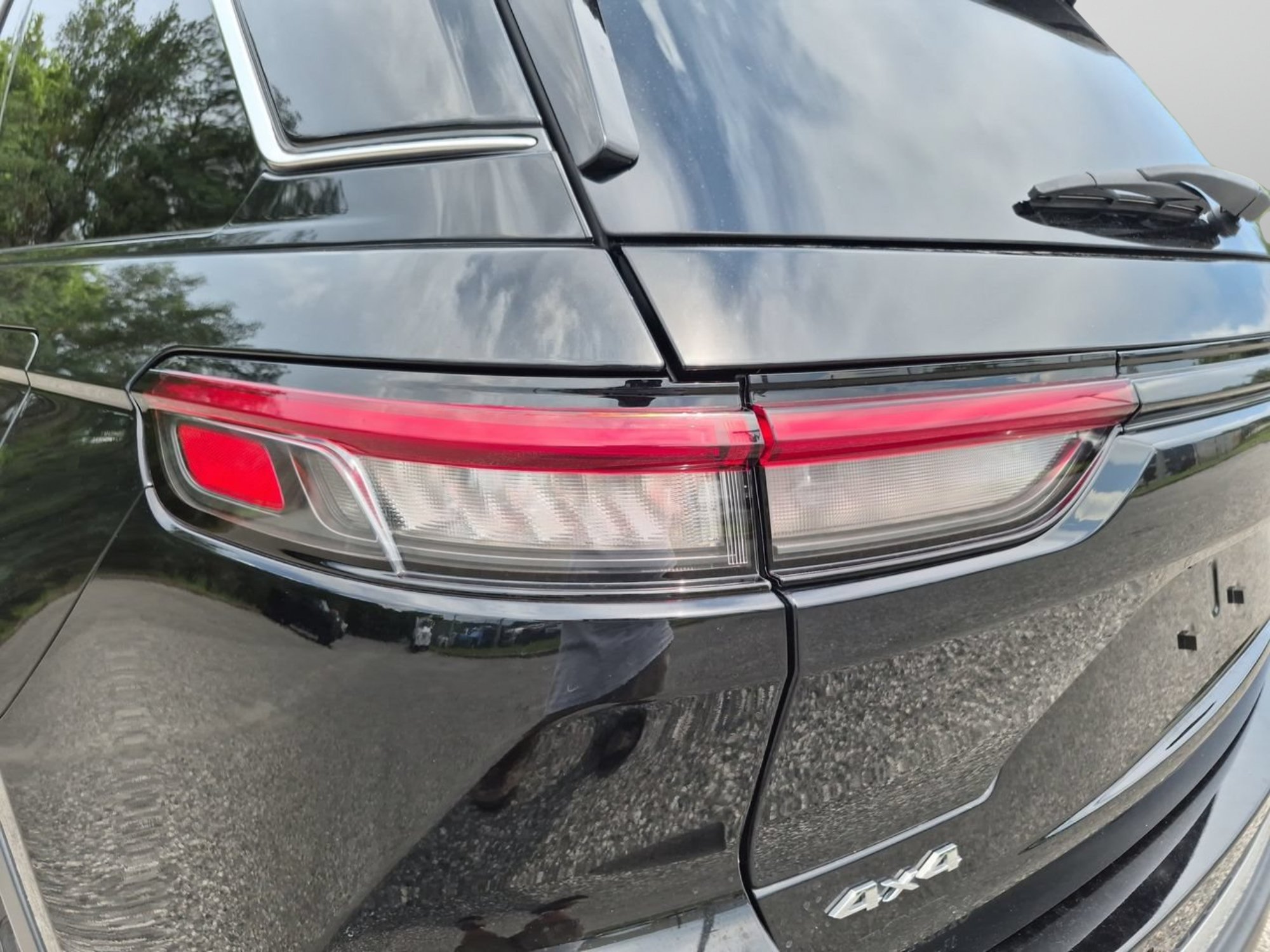 Used 2022 Diamond Black Crystal Pearlcoat Jeep Laredo image 28