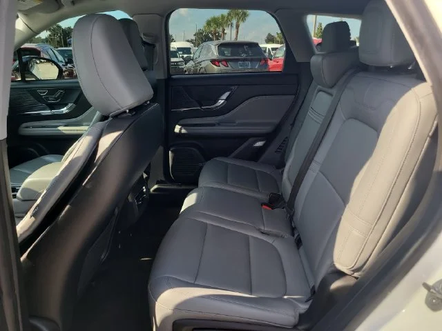 Used 2022 White Lincoln Standard image 14