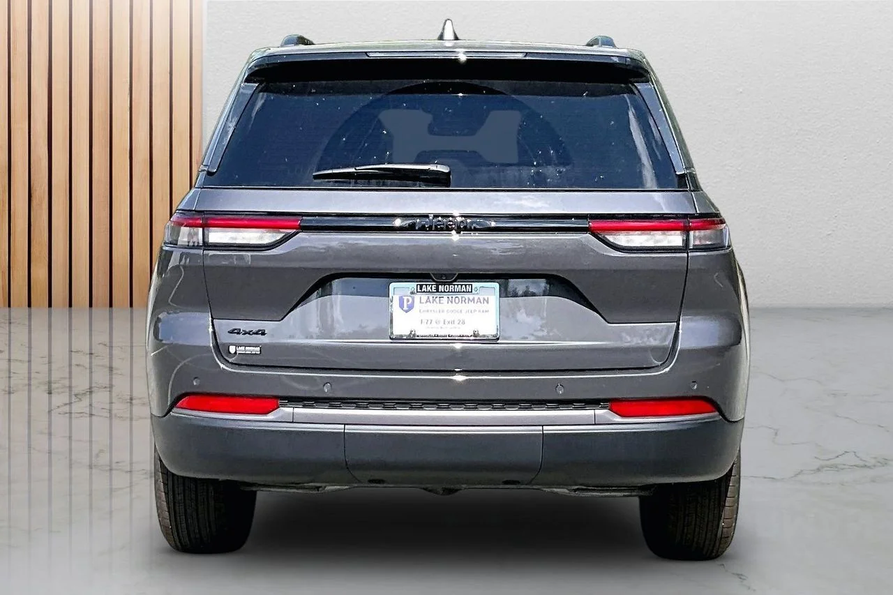 New 2026 Baltic Gray Metallic Clear-Coat Exterior Paint Jeep Altitude image 8