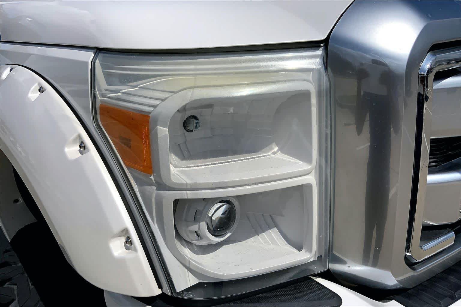 Used 2015 White Platinum Metallic Tri-Coat Ford Platinum image 26
