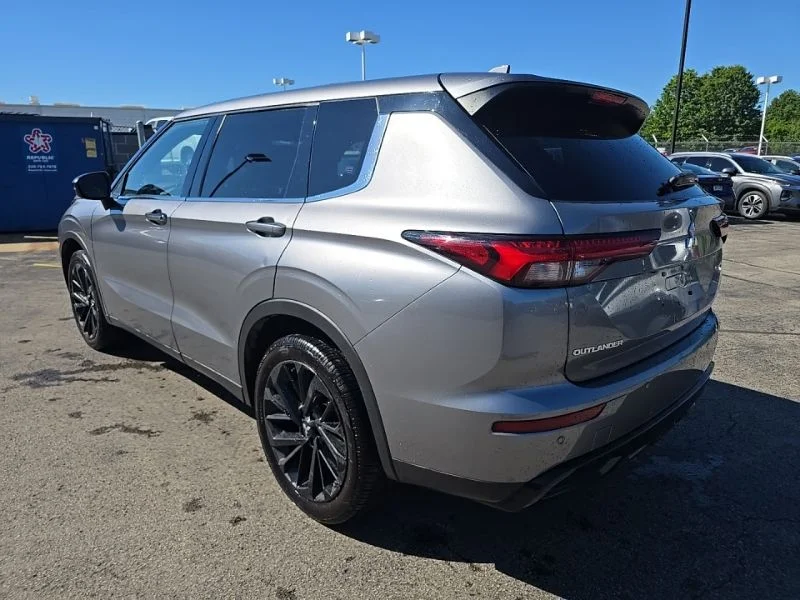 Used 2022  Mitsubishi SE image 5