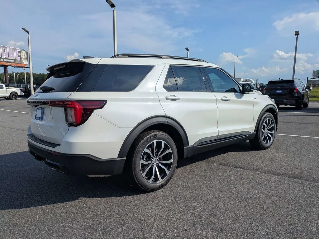 New 2026 Star White Metallic Tri-Coat Ford ST-Line image 4