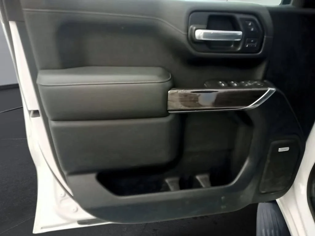 Used 2019 Iridescent Pearl Tricoat Chevrolet LTZ image 6