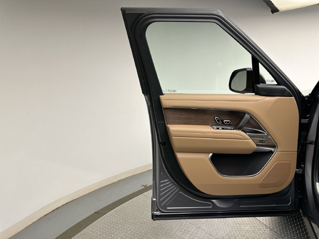 New 2027 Eiger Grey Metallic Land Rover SE image 9