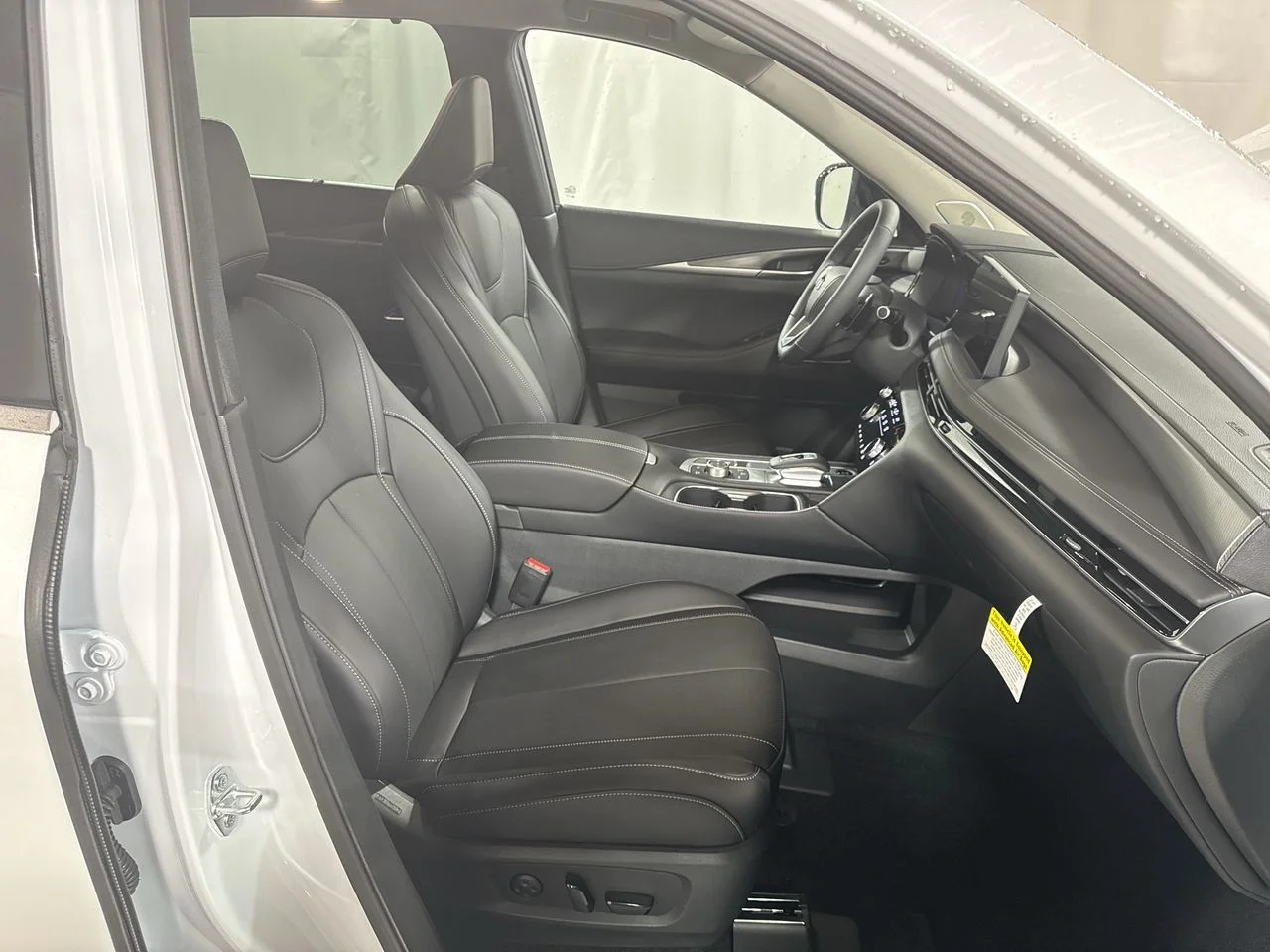 Certified Used 2026 White INFINITI LUXE image 33