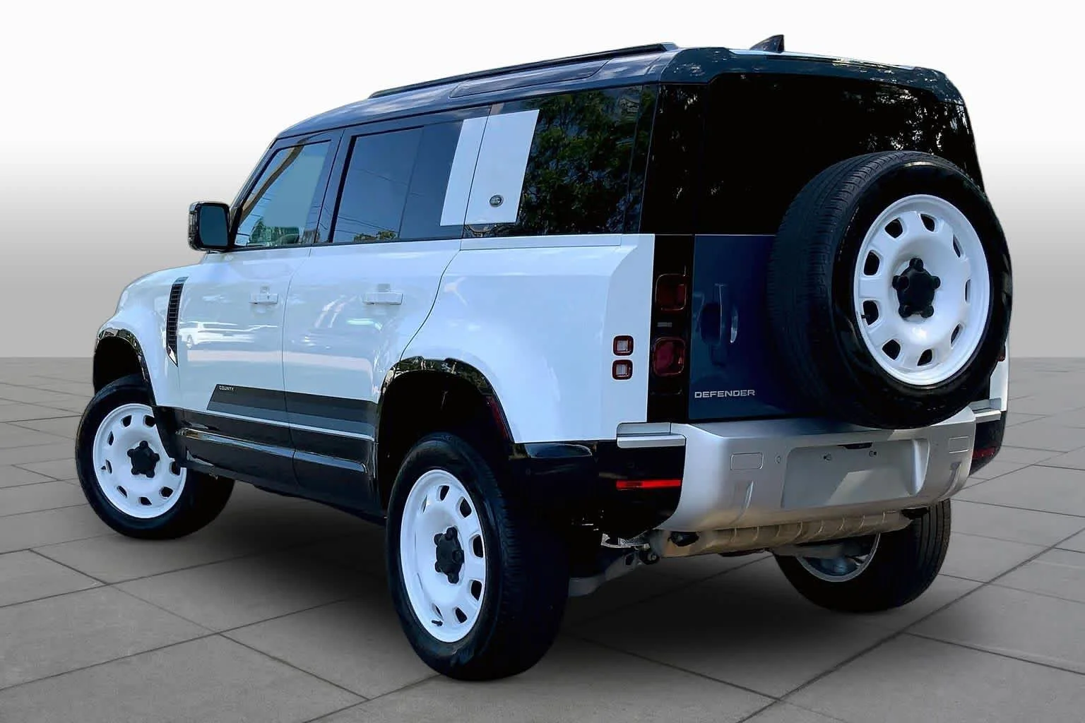 Used 2024 Fuji White Land Rover S image 12