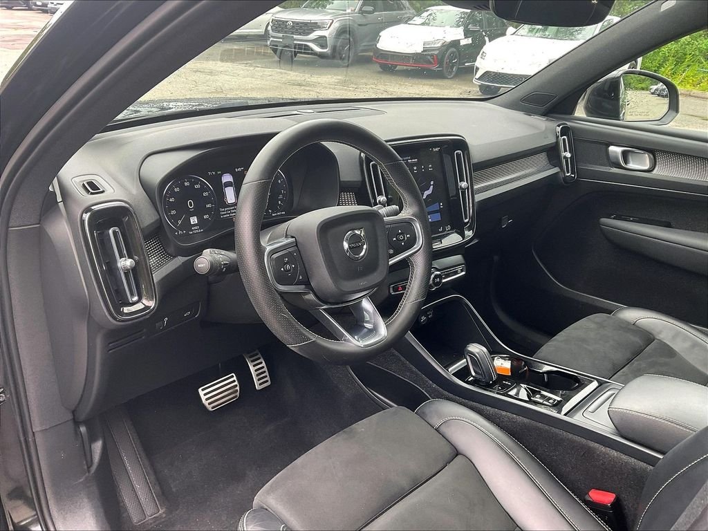 Used 2021 Black Volvo R-Design image 8