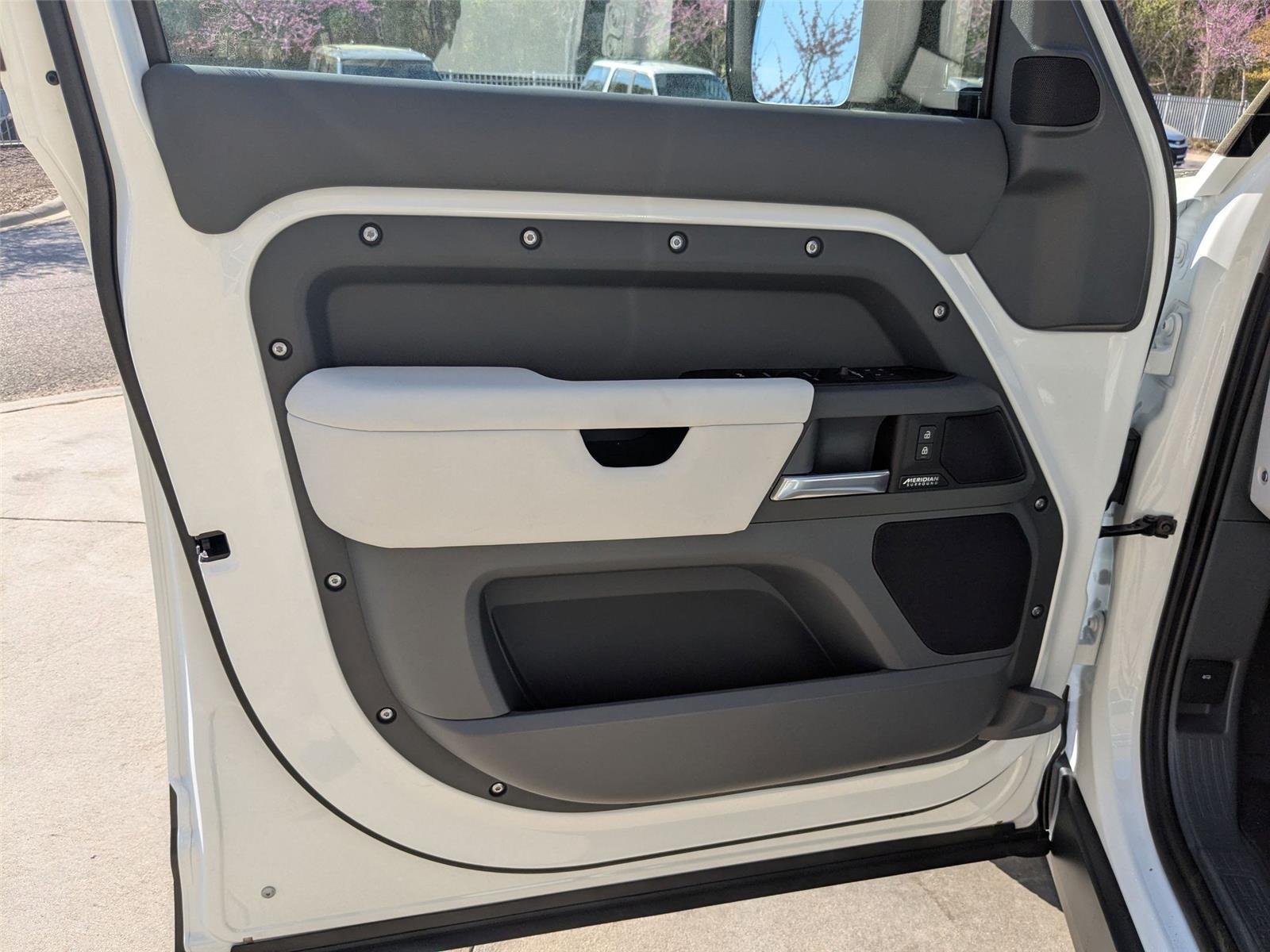 Used 2025 Fuji White Land Rover X-Dynamic SE image 11