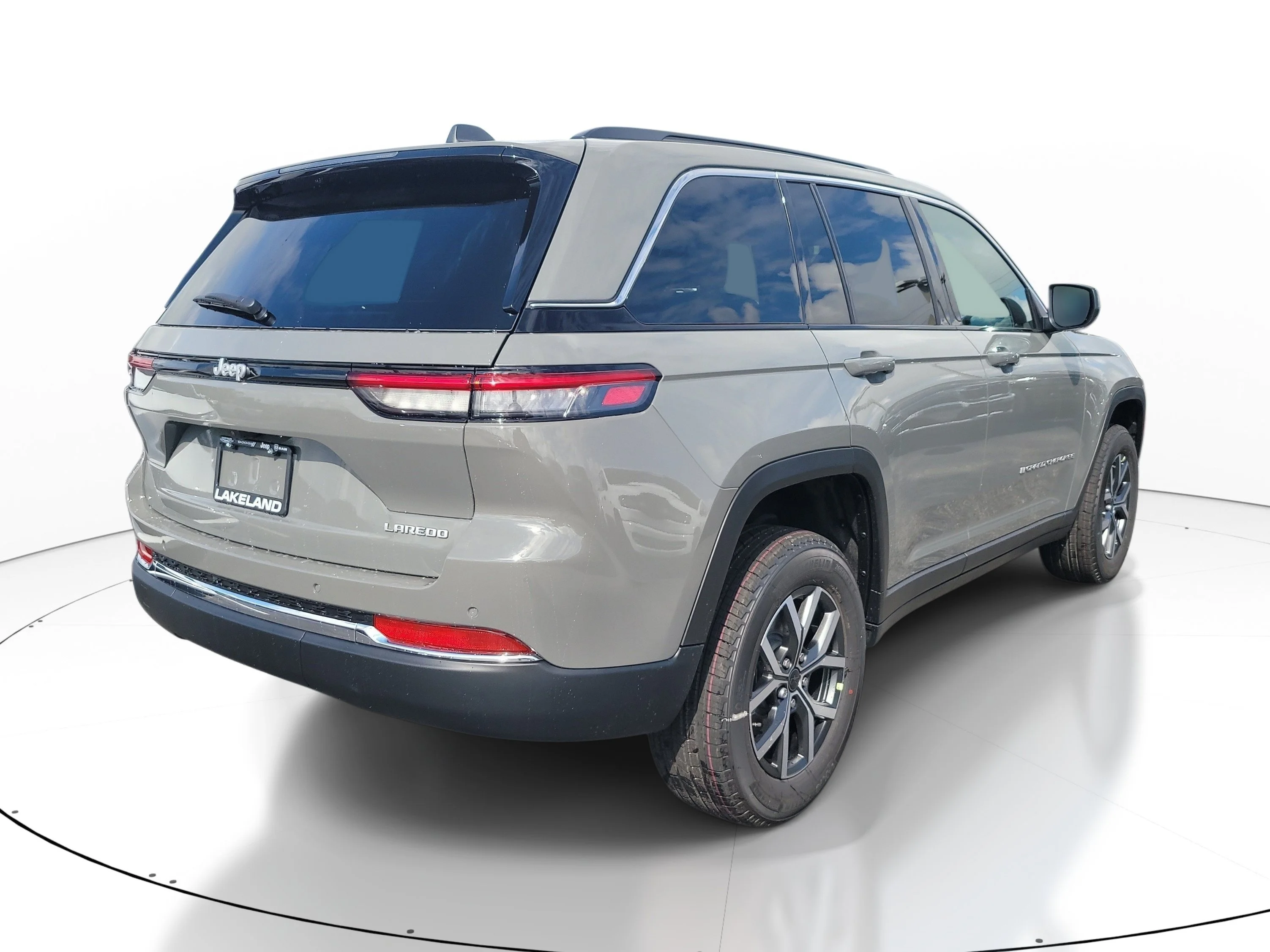 New 2027 Sting-Gray Clearcoat Jeep Laredo image 5