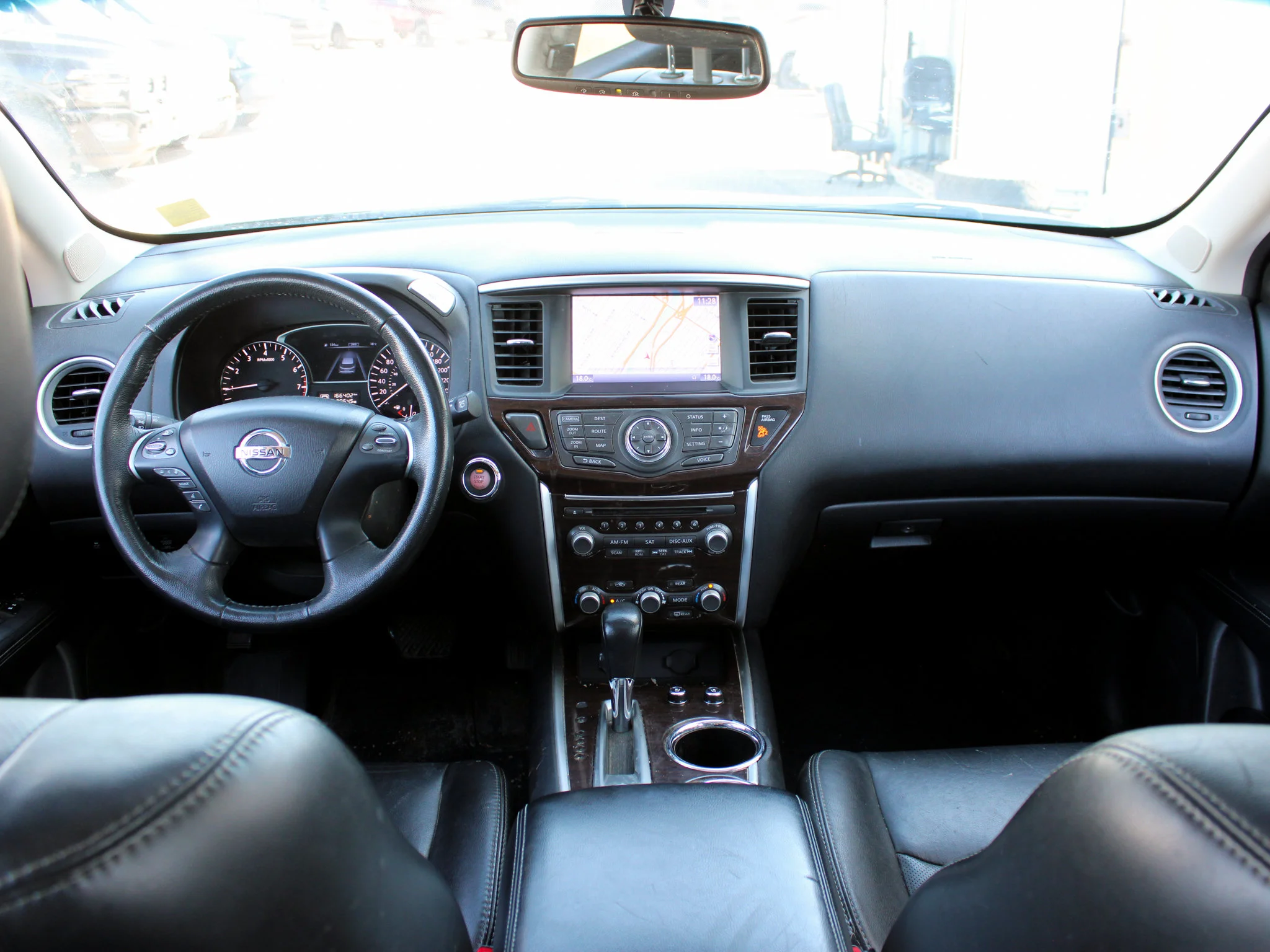 Used 2014 White Nissan Platinum * V6 | Heated/Cooled Seats | Rear DVD | Trailer Tow Package | BOSE | 360 Camera image 4