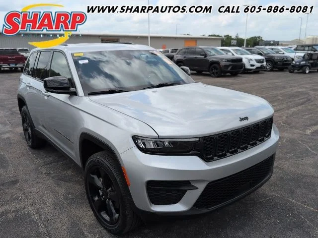 Used 2023 Silver Jeep Altitude X image 1