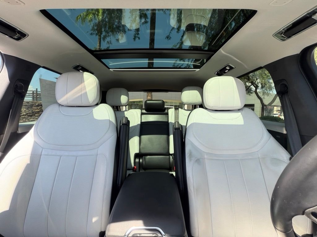 Used 2023 Green Land Rover SE Dynamic image 6