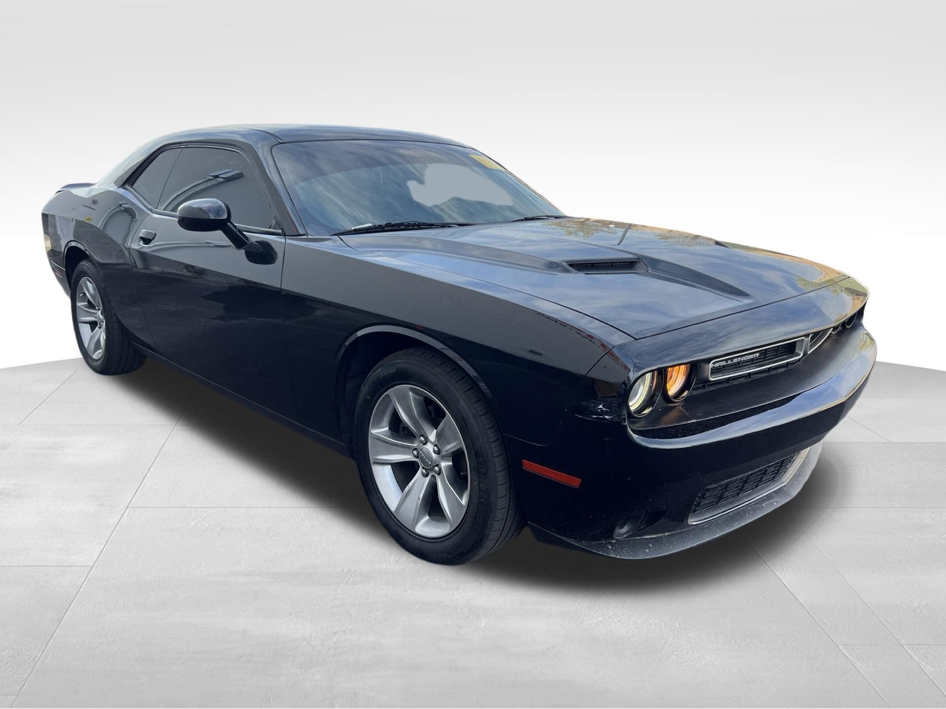 Used 2018 Black Dodge SXT image 3