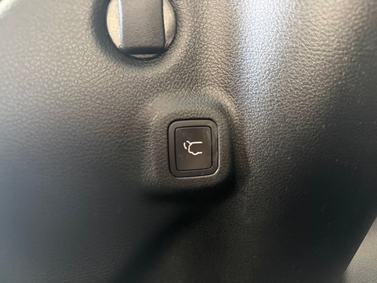 Used 2023 Diamond Black Crystal Pearlcoat Jeep Latitude image 39