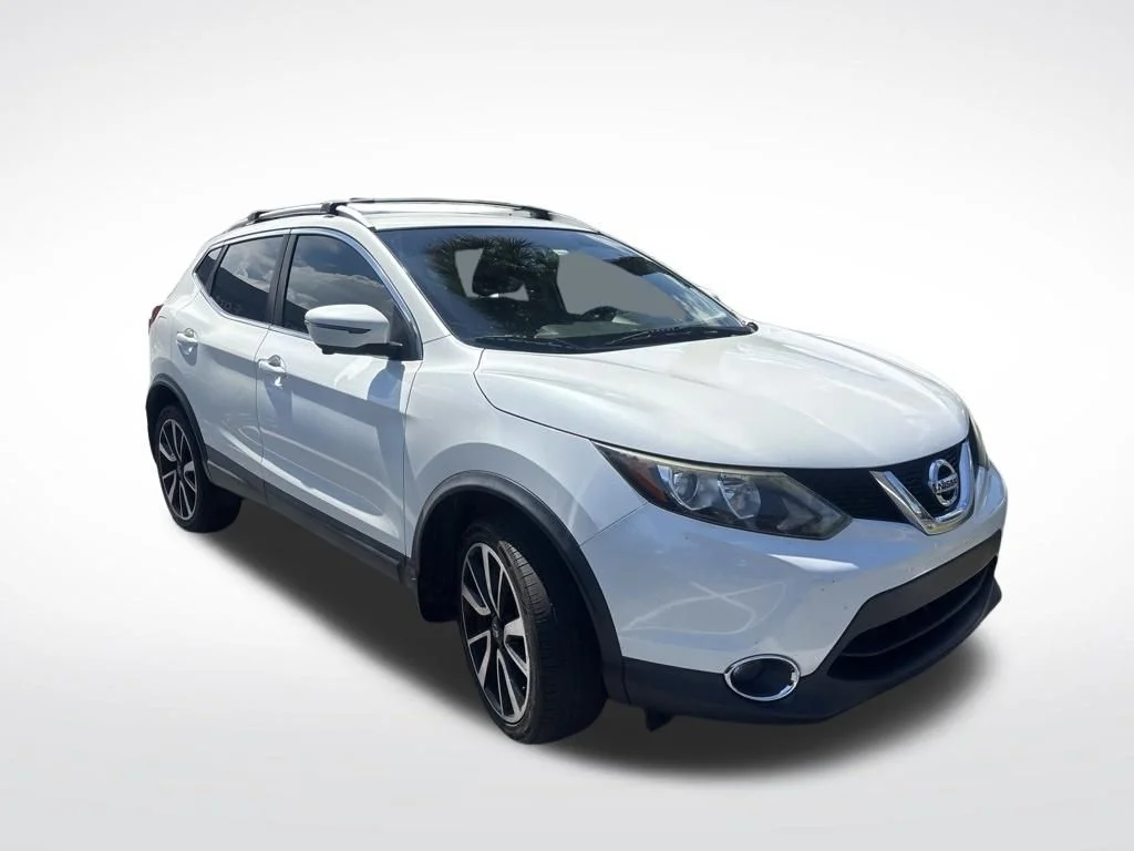 Used 2017 White Nissan SL image 3