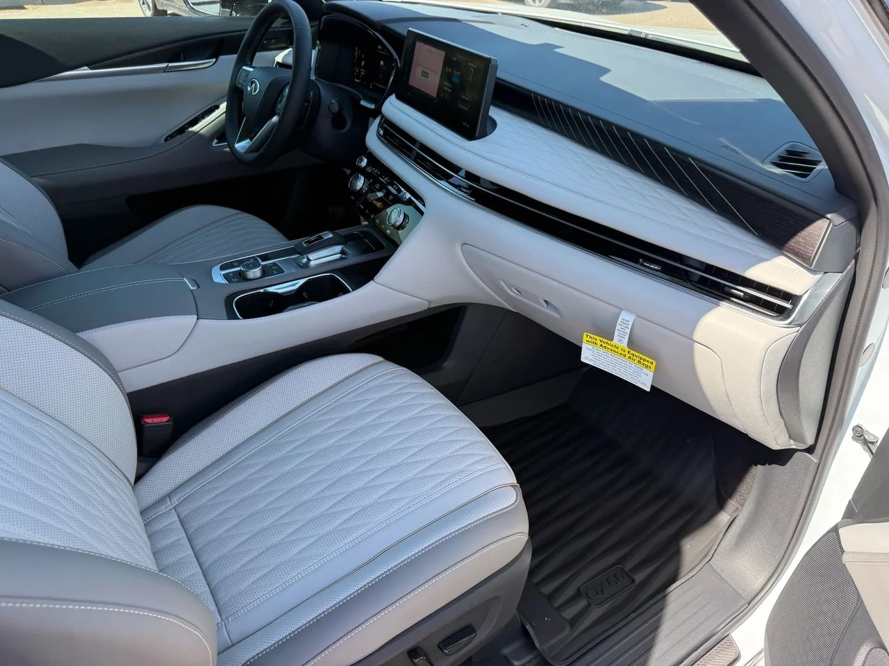 New 2027 2T RAD WHT INFINITI Autograph AWD image 31