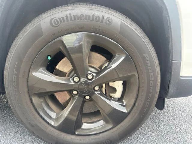 Used 2023 White Jeep Altitude image 4
