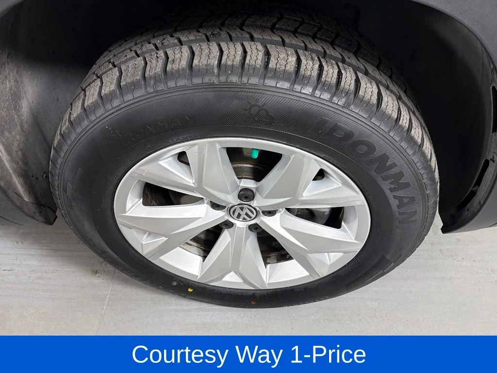 Used 2019 Black Volkswagen 3.6L V6 SE image 12