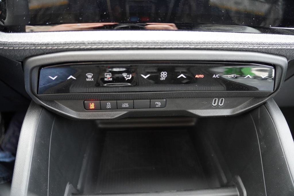New 2026 Diamond Black Crystal Pearl-Coat Exterior Paint Jeep Laredo image 13