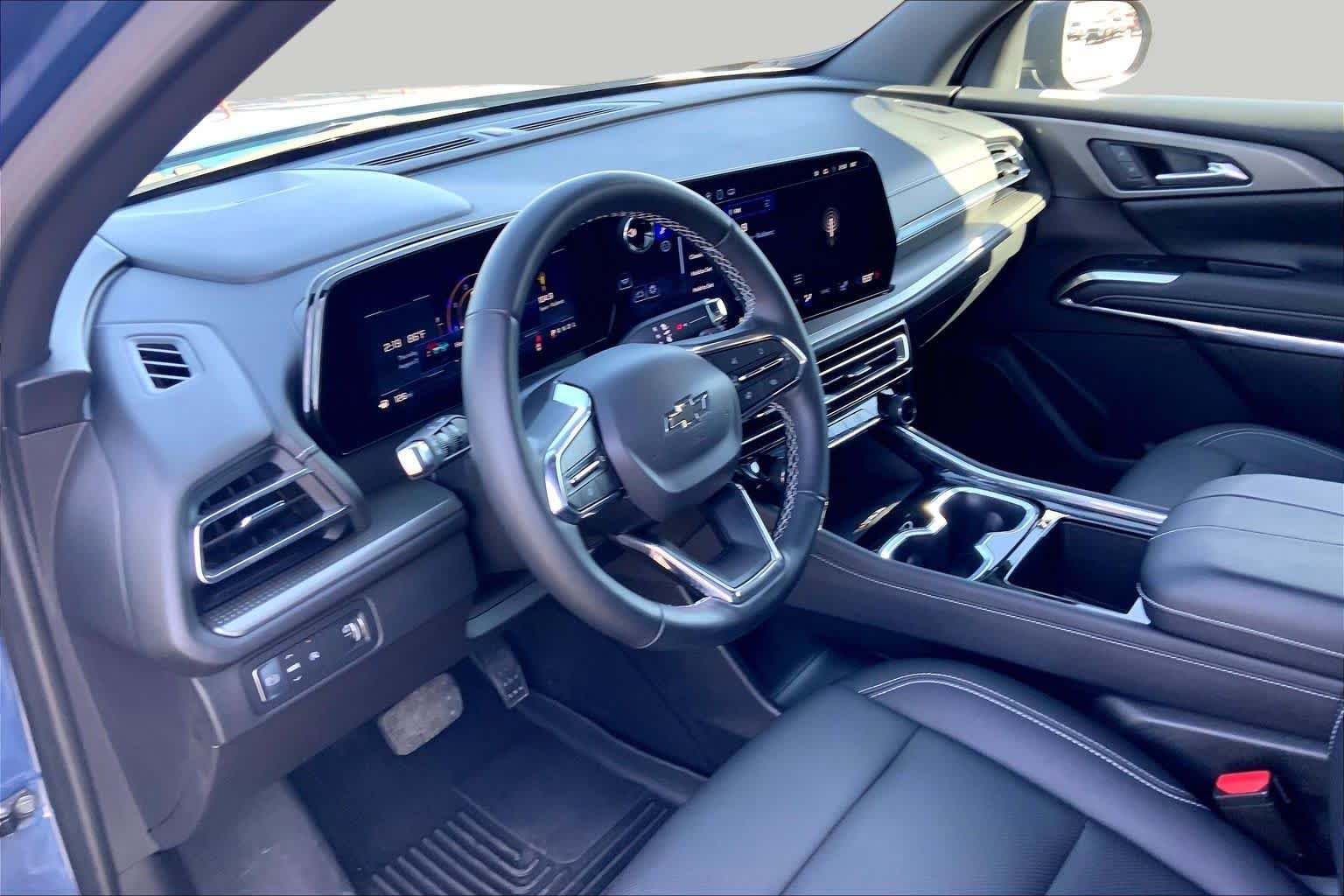 Used 2025 Lakeshore Blue Metallic Chevrolet FWD LT image 18