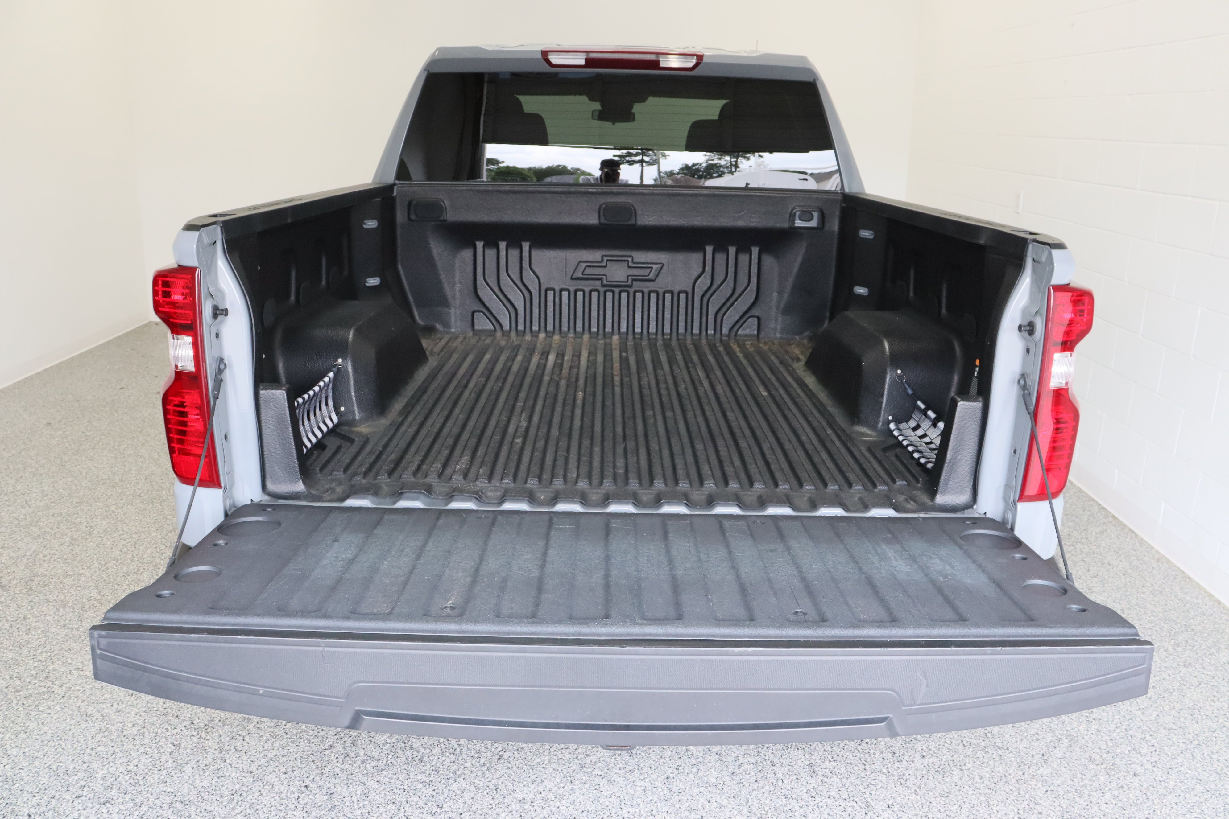 Used 2024 Slate Gray Metallic Chevrolet Custom 2.7T image 31