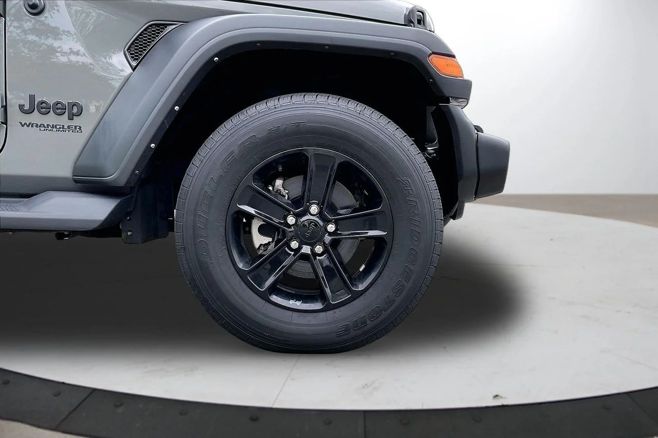 Used 2022 Gray Jeep Sport Altitude image 34