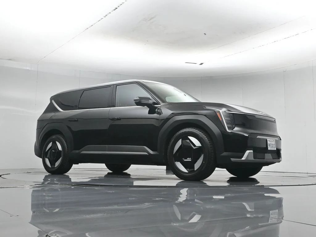 Used 2024 Black Kia Light Long Range image 4
