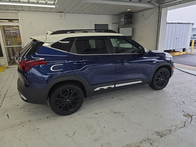 Used 2022  Kia Nightfall image 6