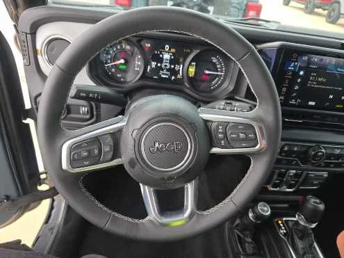 Used 2025 Anvil Clearcoat Jeep Sahara image 10