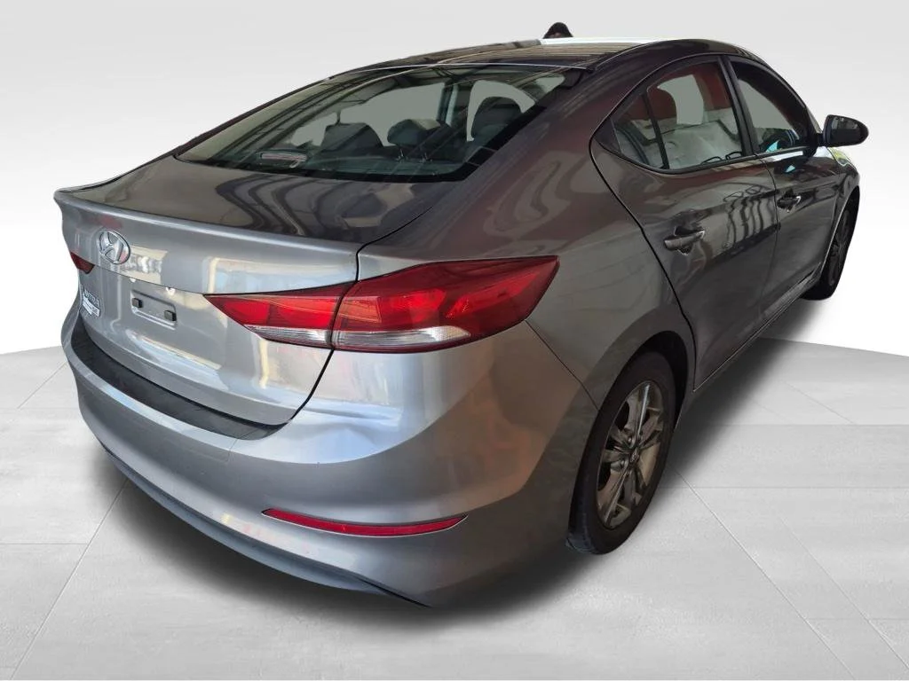 Used 2018 Gray Hyundai SE image 4