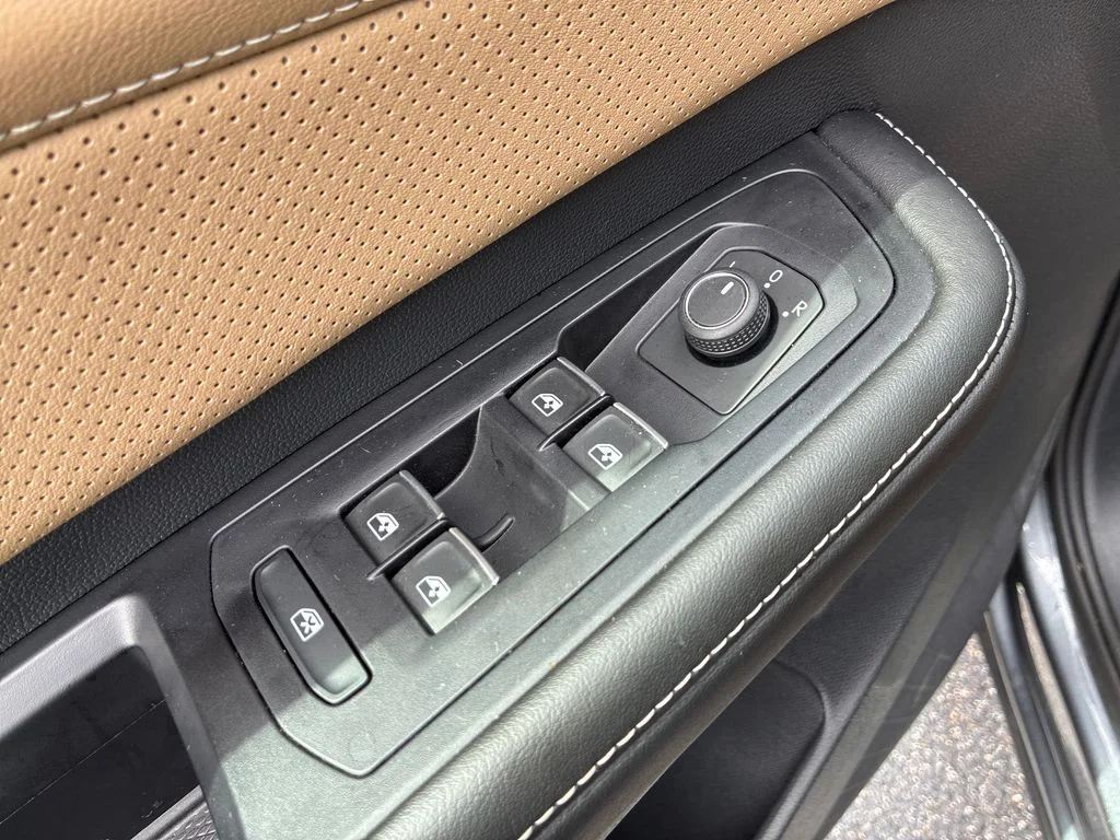 Used 2024  Volkswagen 2.0T SE w/Technology image 25