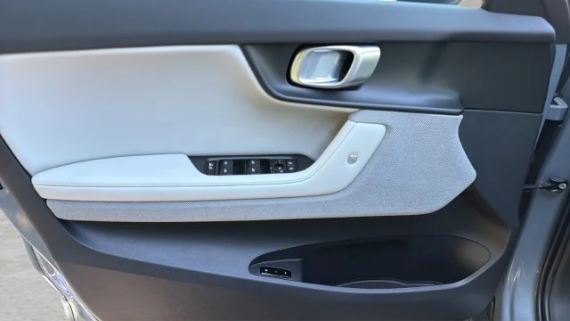 Used 2024 Thunder Metallic Polestar Long Range Single Motor image 18