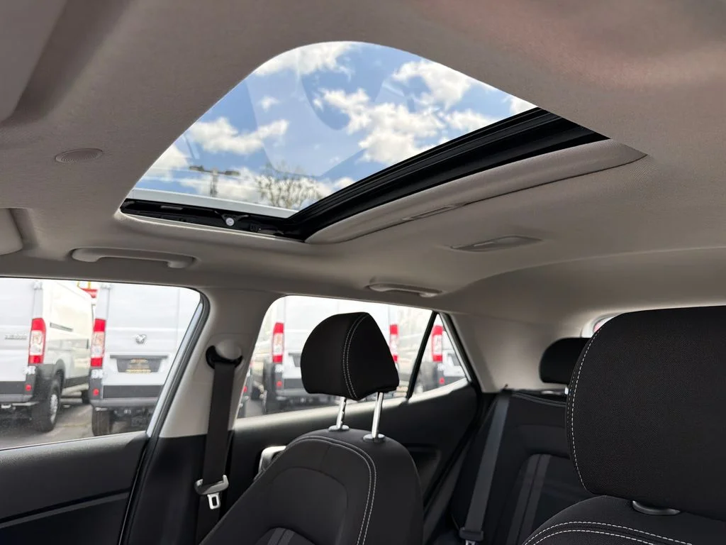 Used 2025 White Hyundai SEL image 18