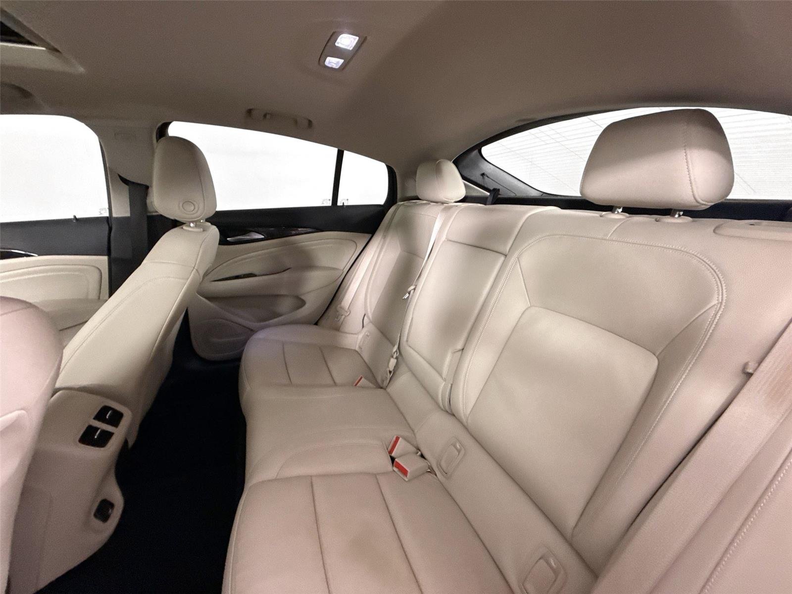 Used 2018 White Frost Tricoat Buick Essence image 31