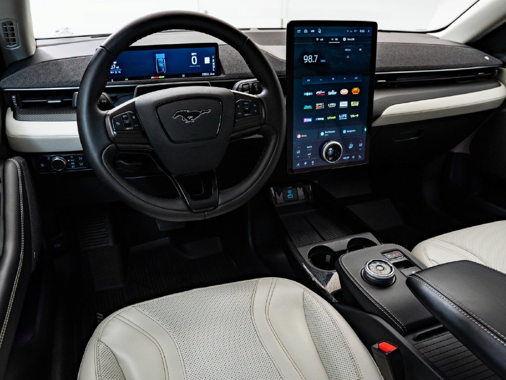 Used 2022 Space White Metallic Ford Premium image 4