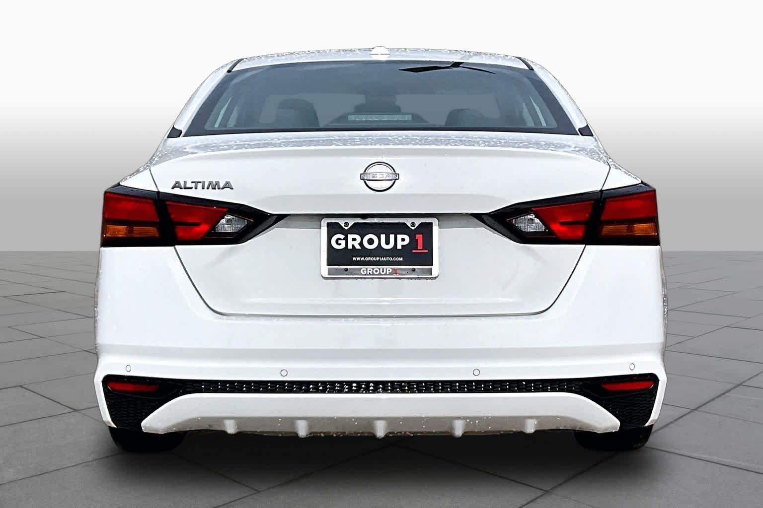 Used 2025 Glacier White Nissan SV image 5