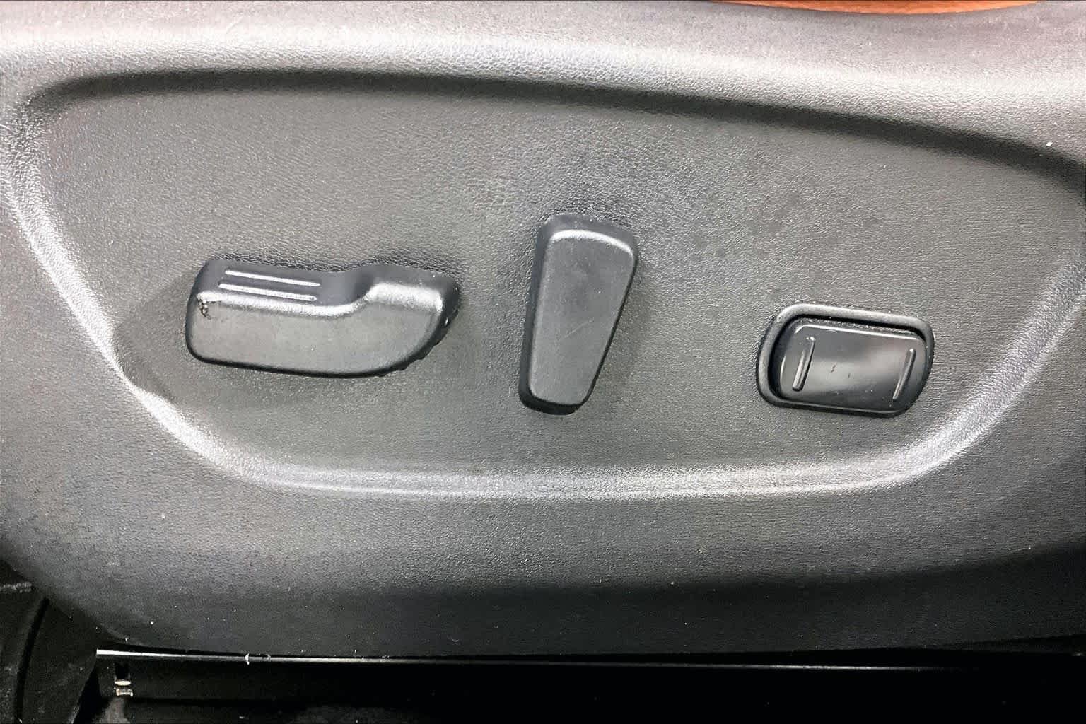 Used 2018 Pearl White Nissan SL image 30