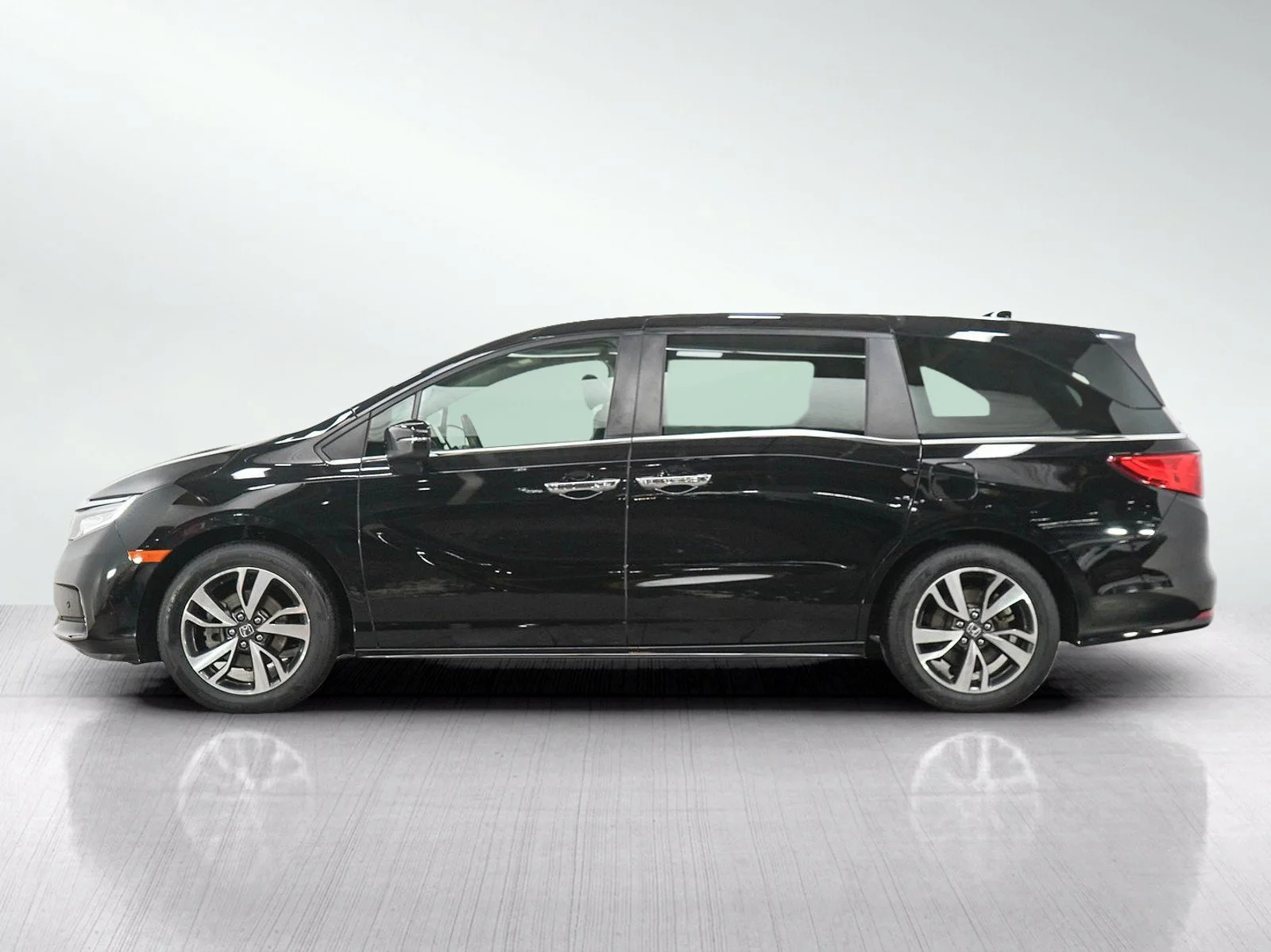 Used 2022 Honda Odyssey Touring with VIN 5FNRL6H83NB010655 for sale in Burnsville, Minnesota